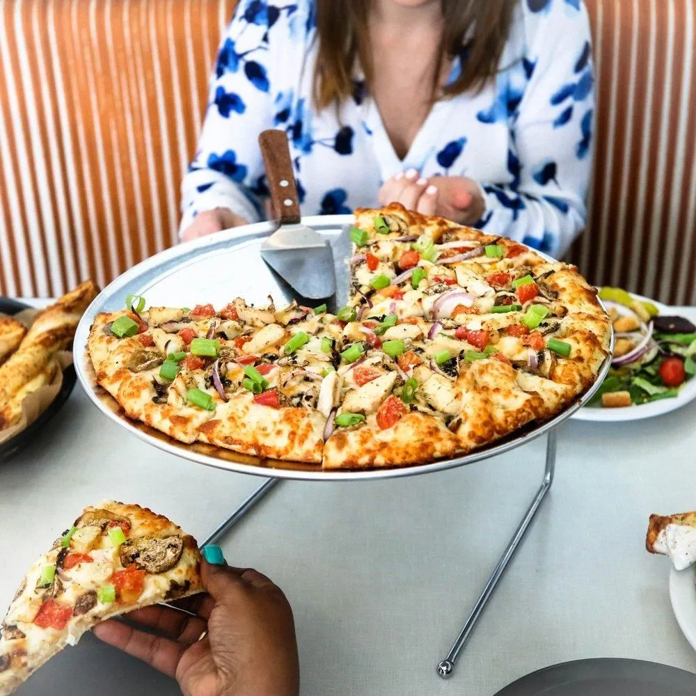 Business 3 image ROUND TABLE PIZZA