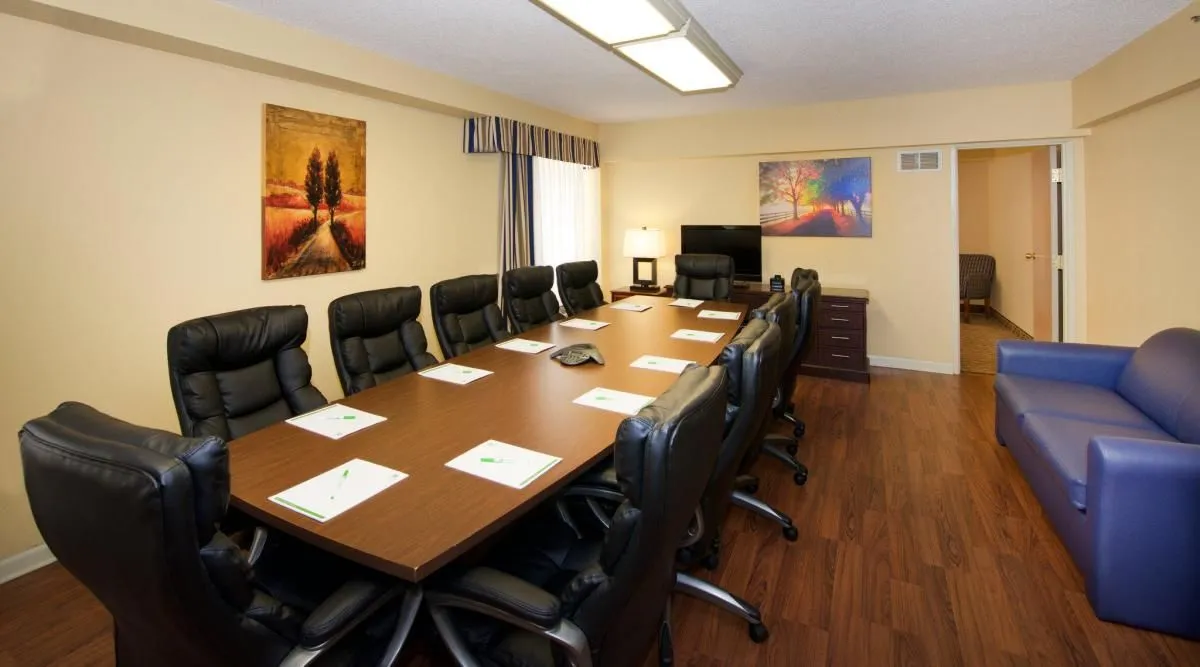 Business 60 image HOLIDAY INN & SUITES CHICAGO-DOWNTOWN, AN IHG HOTEL