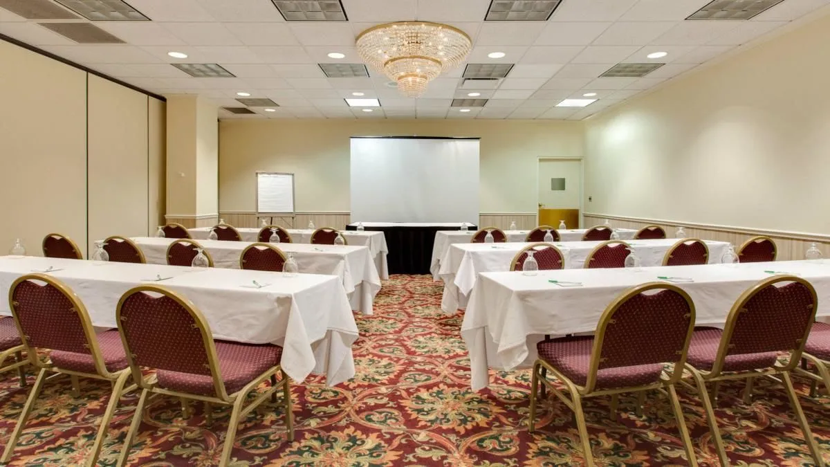 Business 82 image HOLIDAY INN & SUITES CHICAGO-DOWNTOWN, AN IHG HOTEL