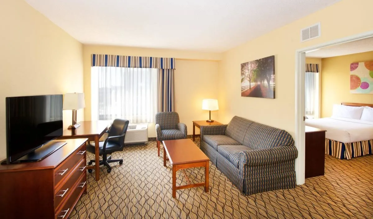 Business 41 image HOLIDAY INN & SUITES CHICAGO-DOWNTOWN, AN IHG HOTEL