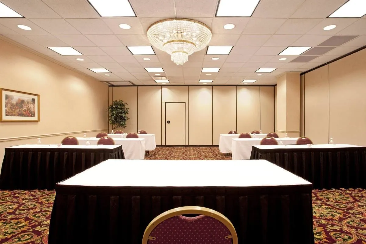 Business 83 image HOLIDAY INN & SUITES CHICAGO-DOWNTOWN, AN IHG HOTEL