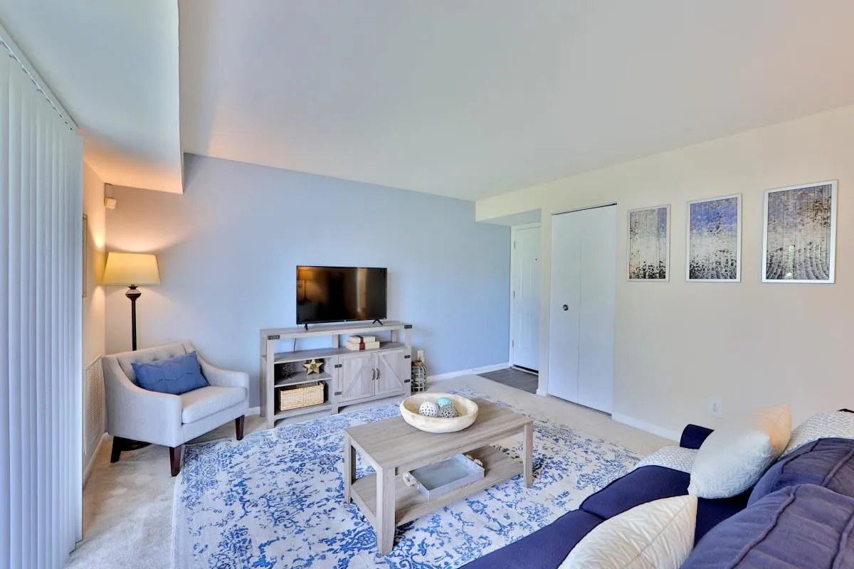 Business 10 image CHARLESMONT APARTMENT HOMES