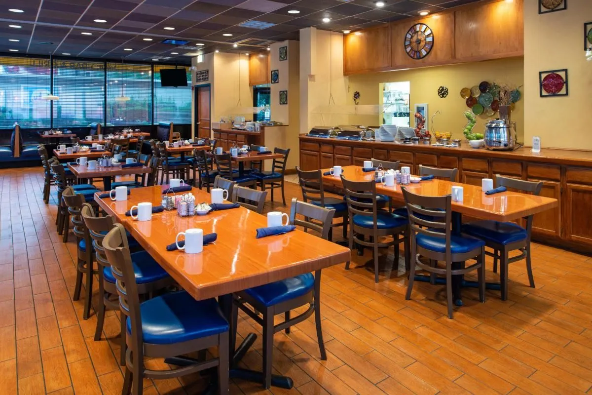 Business 14 image HOLIDAY INN & SUITES CHICAGO-DOWNTOWN, AN IHG HOTEL