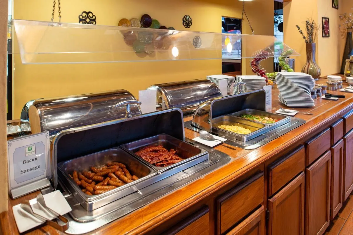 Business 21 image HOLIDAY INN & SUITES CHICAGO-DOWNTOWN, AN IHG HOTEL