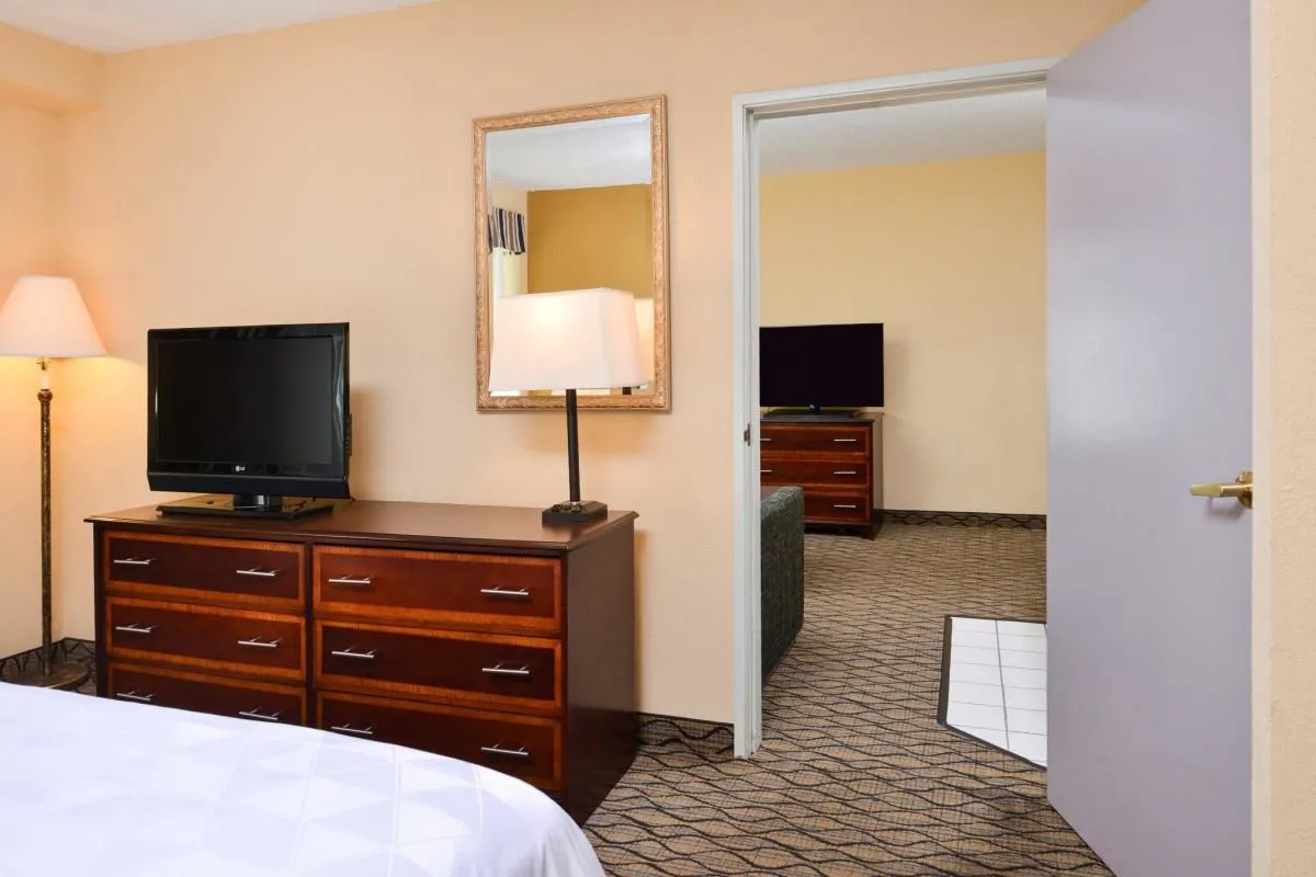 Business 34 image HOLIDAY INN & SUITES CHICAGO-DOWNTOWN, AN IHG HOTEL