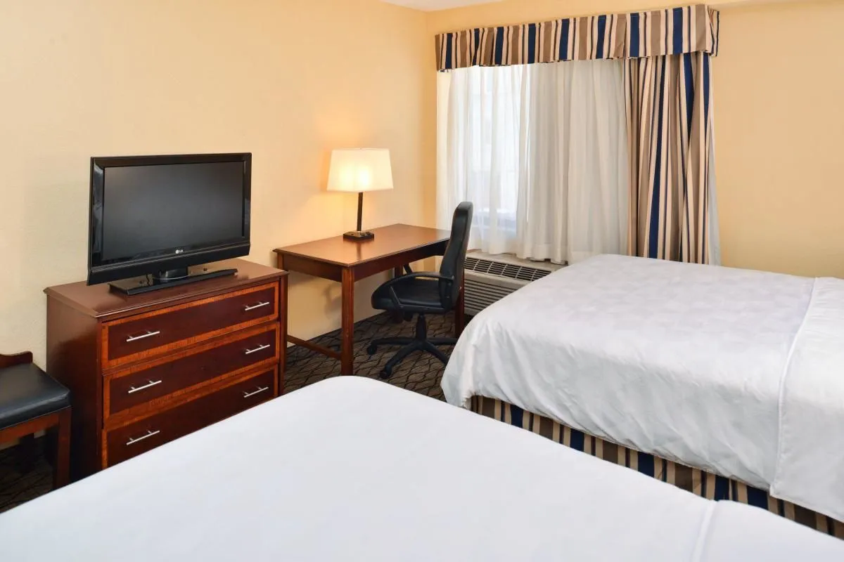 Business 72 image HOLIDAY INN & SUITES CHICAGO-DOWNTOWN, AN IHG HOTEL