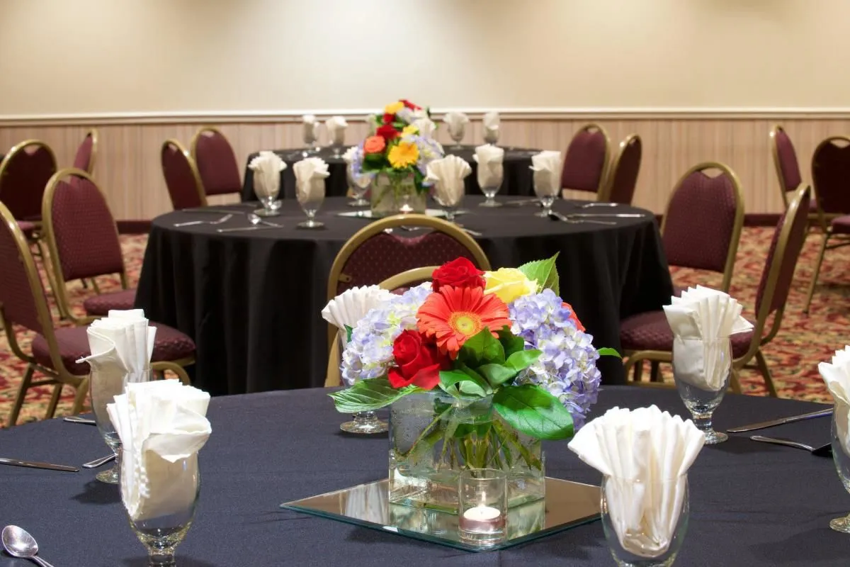 Business 77 image HOLIDAY INN & SUITES CHICAGO-DOWNTOWN, AN IHG HOTEL