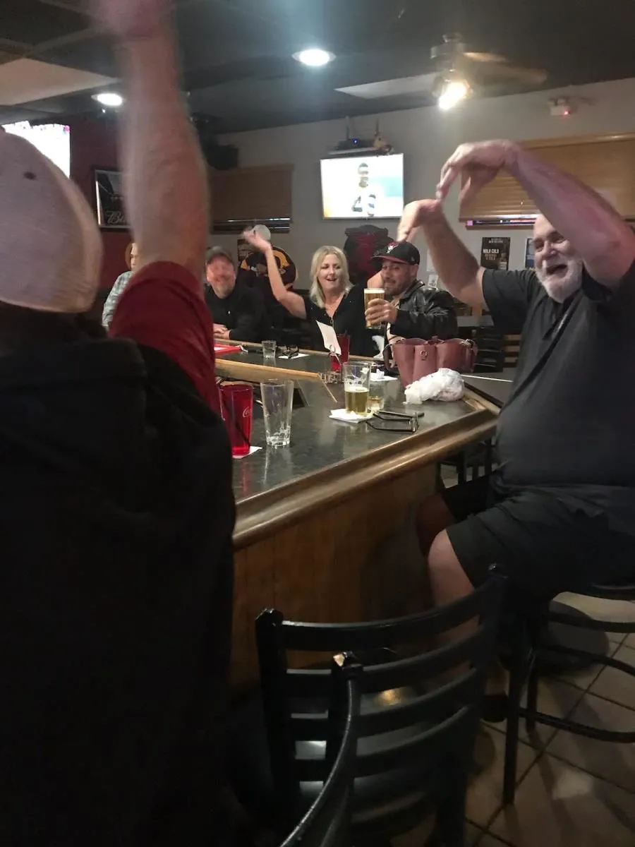 Business 7 image HIGH 5 GRILLE