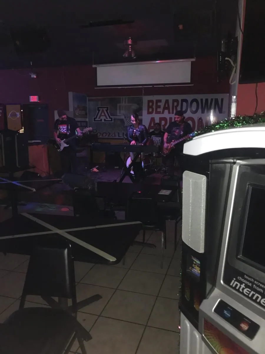 Business 8 image HIGH 5 GRILLE