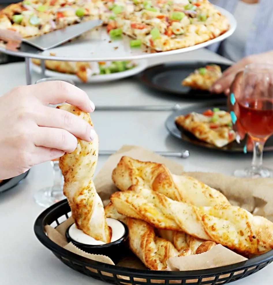 Business 17 image ROUND TABLE PIZZA